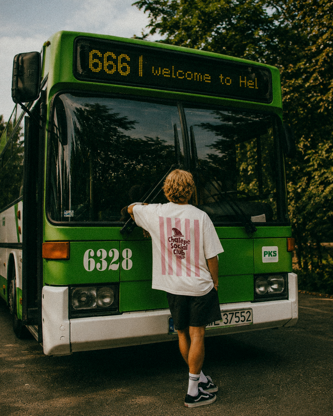 BUS 666 MOdel BACK WHITE