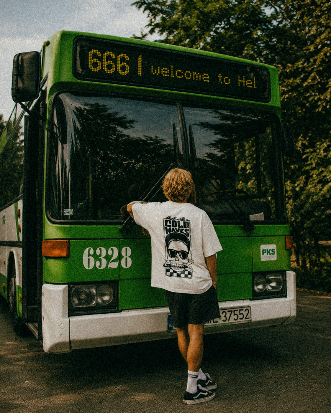 BUS 666 MOdel BACK WHITE
