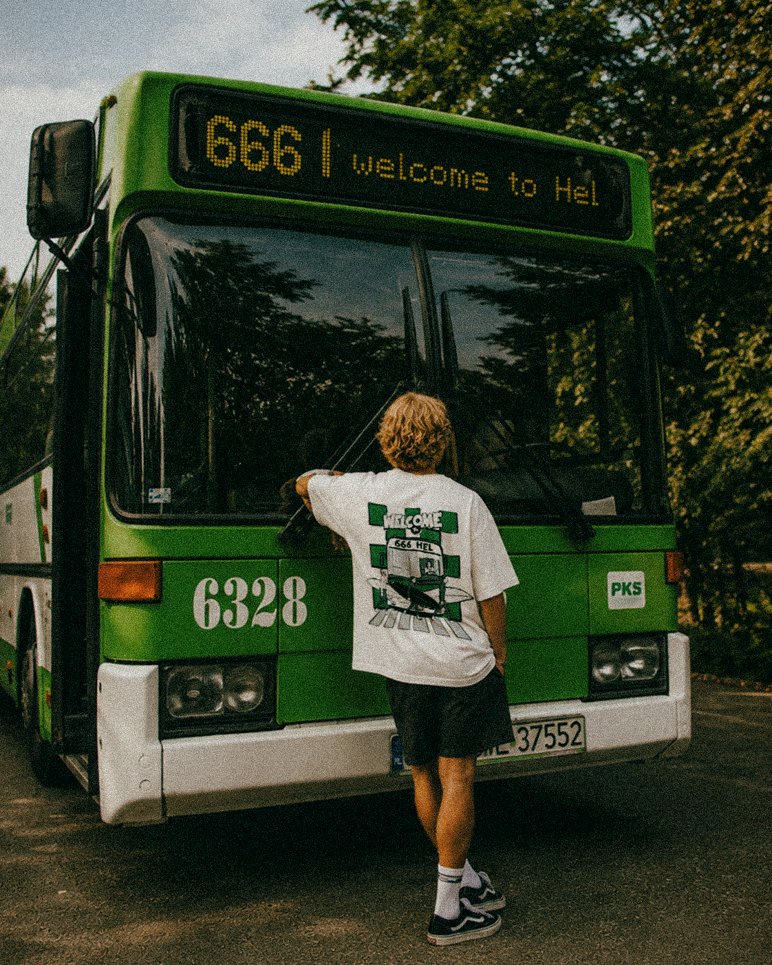 BUS 666 MOdel BACK WHITE2